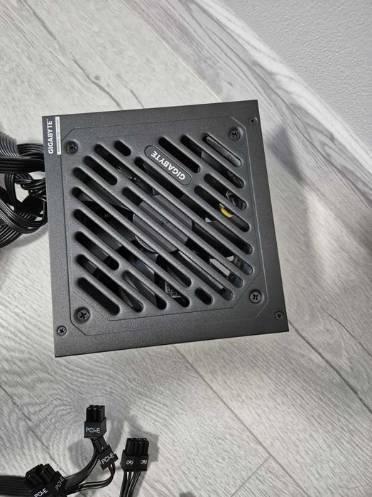 якісний блок живлення 650W Gigabyte P650SS 80+Silver (8+4+4pin CPU) .