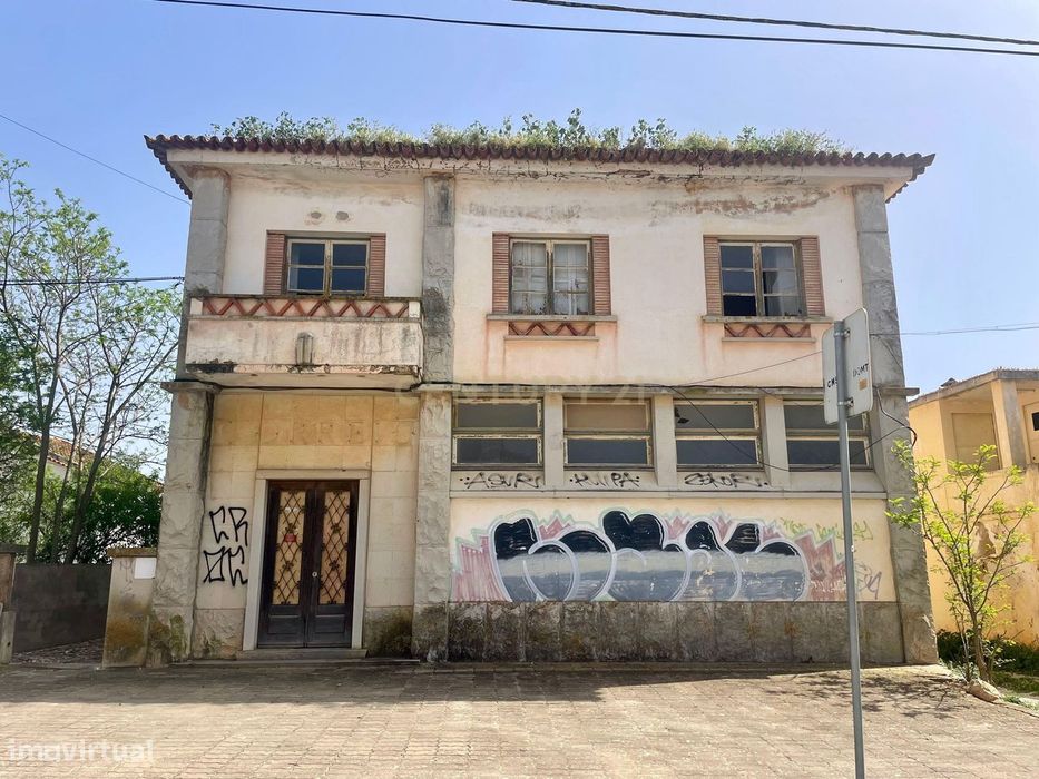 Moradia T4 Para Recuperação Situada Junto À Gare De Tunes Em Tunes