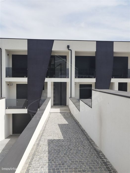 Moradia de gaveto em Santa Lucrécia