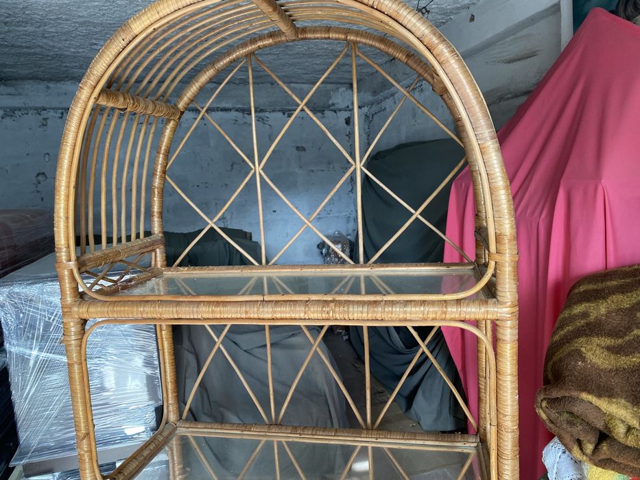 Armario em palhinha co parteleiras em vidro