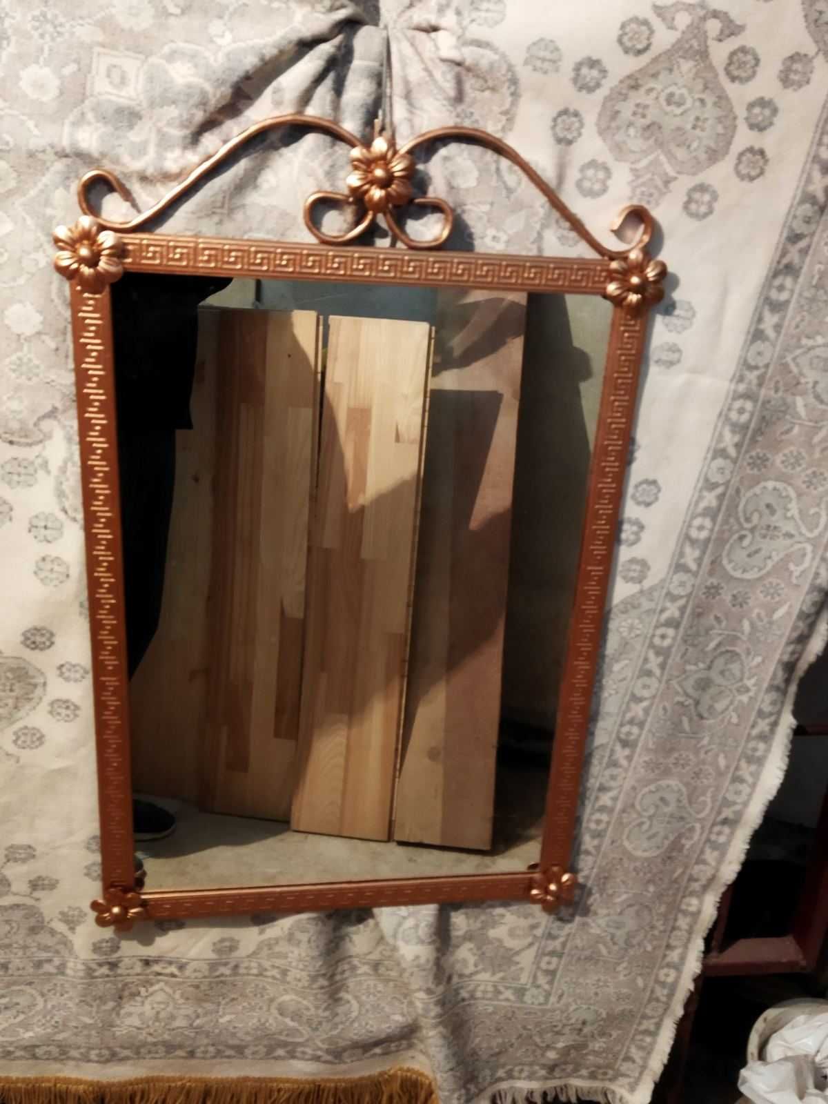 Коване дзеркало на стіну