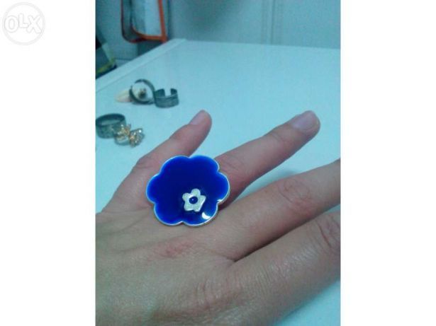 Anel com flor azul (portes incluídos)