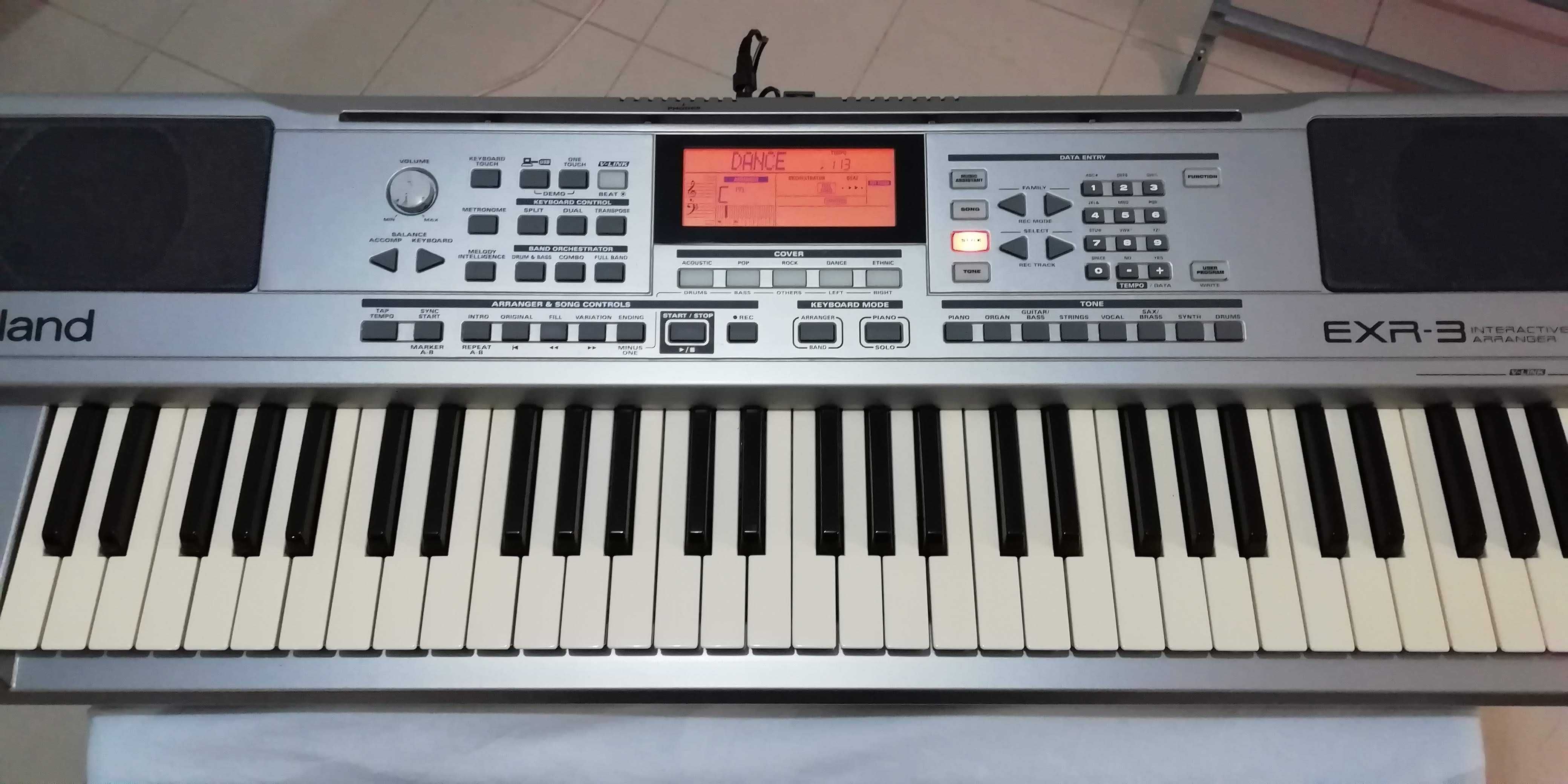 Teclado de arranjos Roland EXR-3 usado
