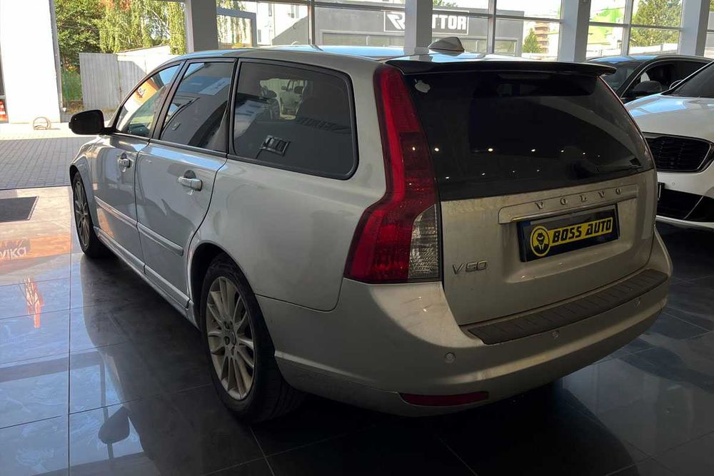 Volvo V50 2011 року