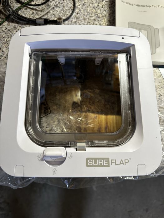 SureFlap - дверцята, клапан Sure Petcare з мікрочіпом для котів