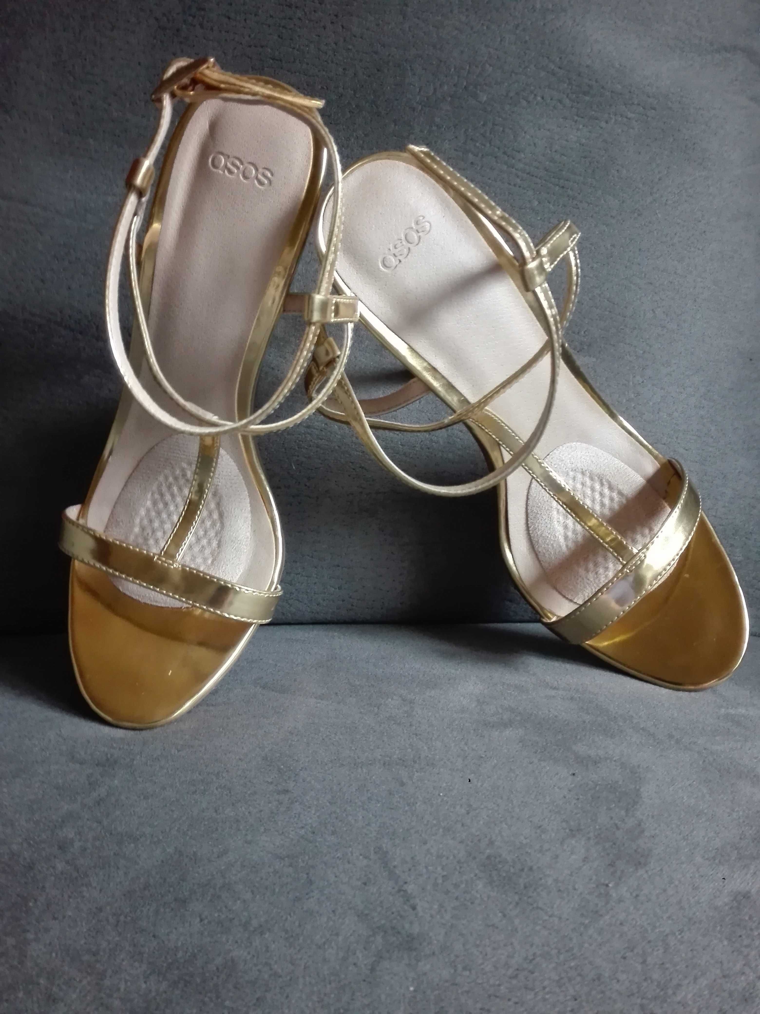 Sandálias douradas ASOS (altura salto: 11cm). Simples e elegantes.