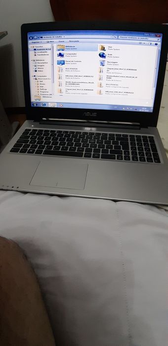 Computador Asus a funcionar, com carregador