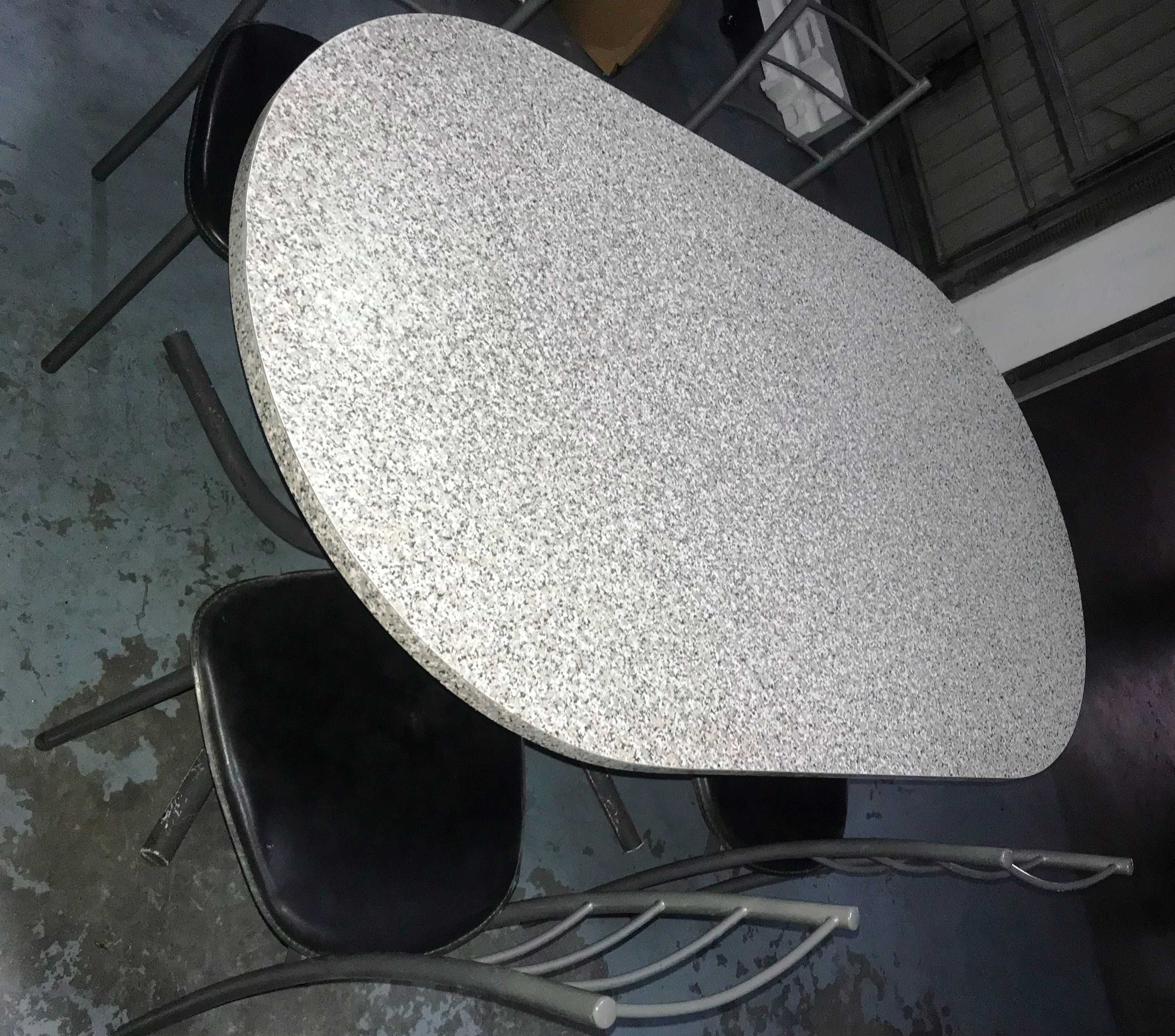vendo mesa de cozinha com 5 cadeiras para desocupar!
