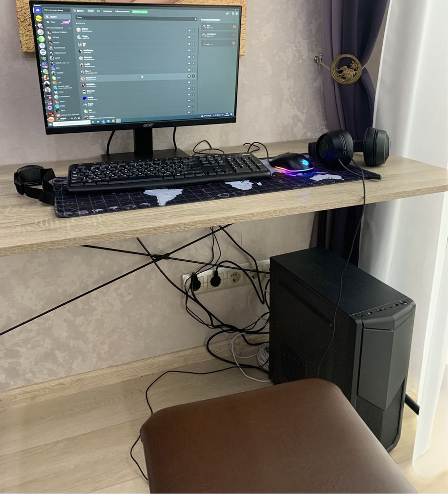 Компьютер с креслом и столом
