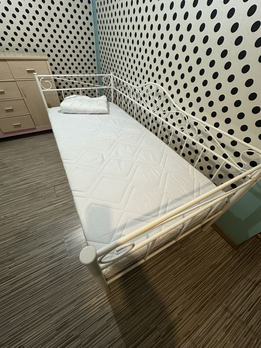 Łóżko metalowe o wymirach 90x200