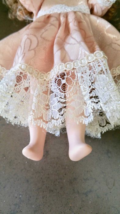 Boneca antiga em porcelana