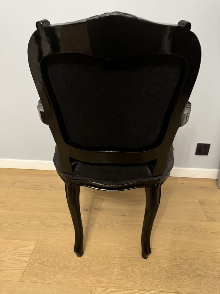 Czarne welurowe krzeslo ozdobne