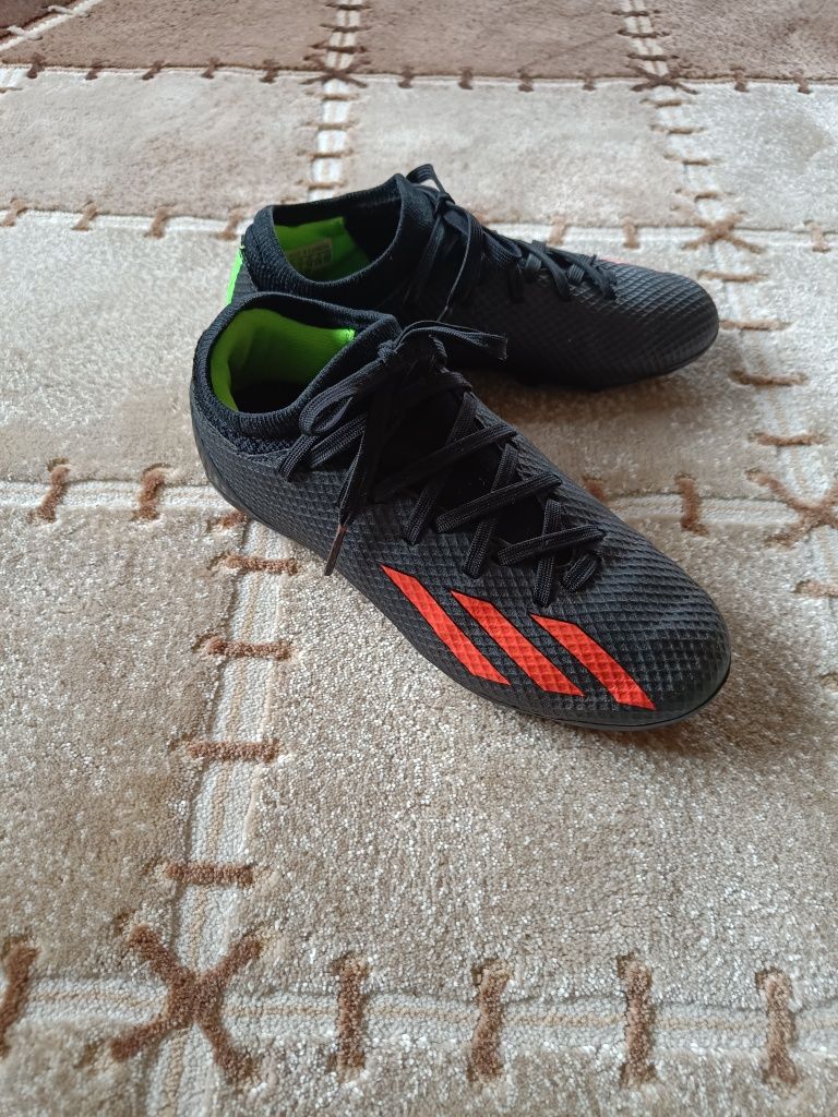 Korki chłopięce Adidas rozmiar 34. Wkłada 22 cm.