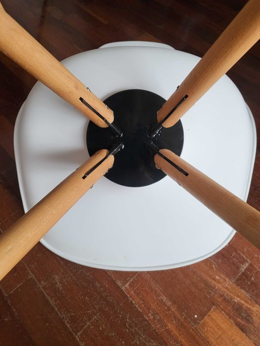 6 cadeiras brancas com pés de madeira