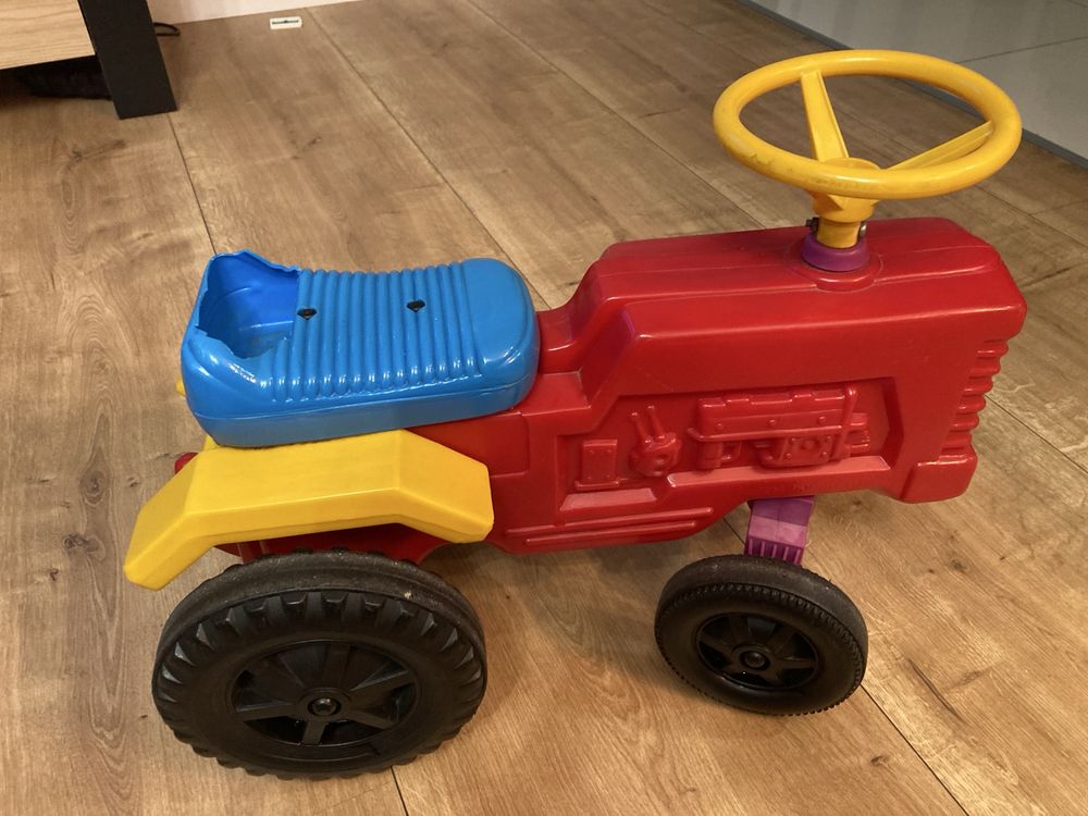 Klasyczny retro jezdzik traktor bajtruck