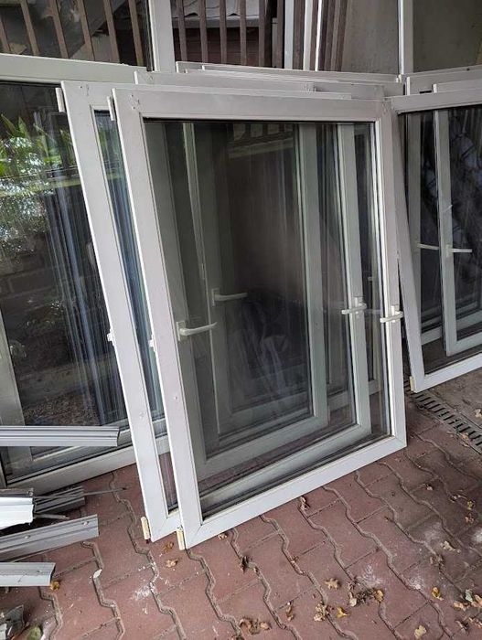 Skrzydła okienne po demontażu, biało brązowe w dobrym stanie