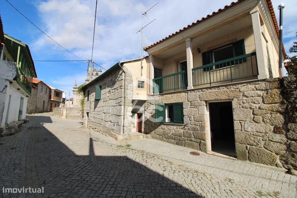 Duas Moradias em Pedra com Armazém: Potencial para Recuperação e Diver