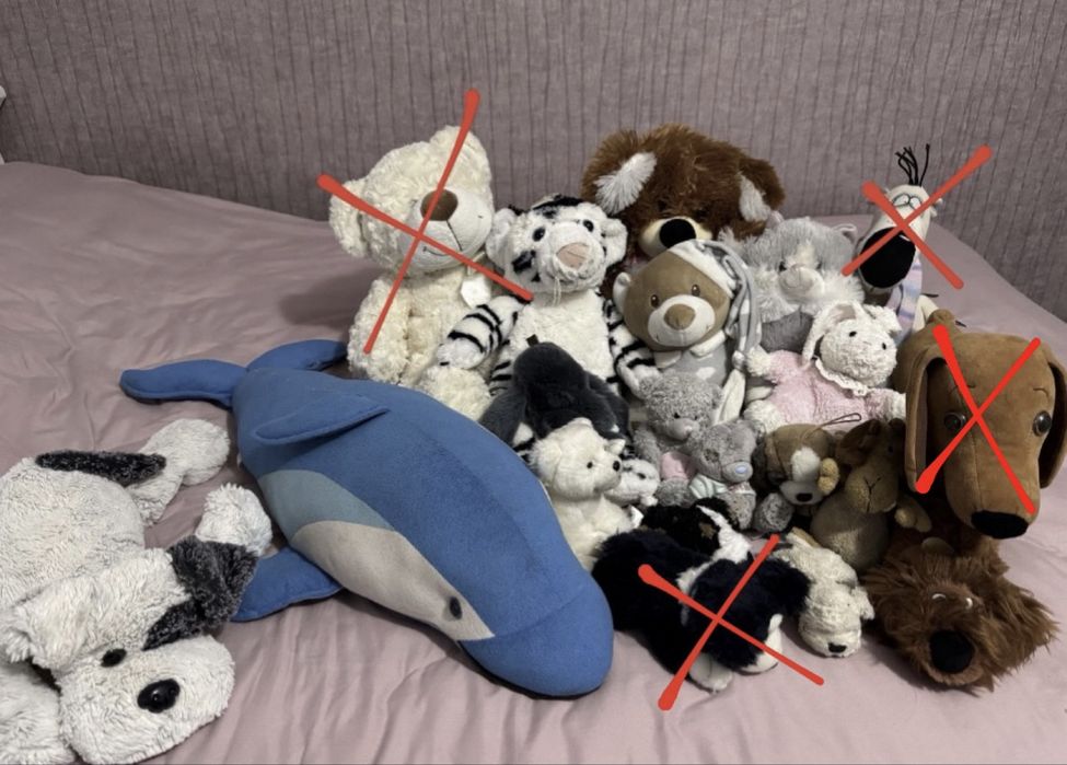 Багато різних дитячих мʼяких іграшок дельфін ведмідь собака панда тигр