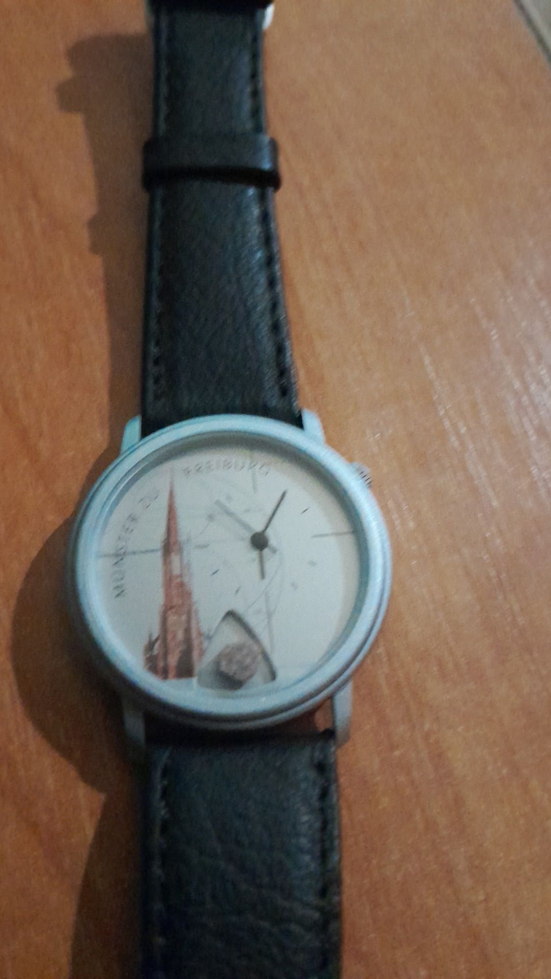 Zegarek z starym kamieniem