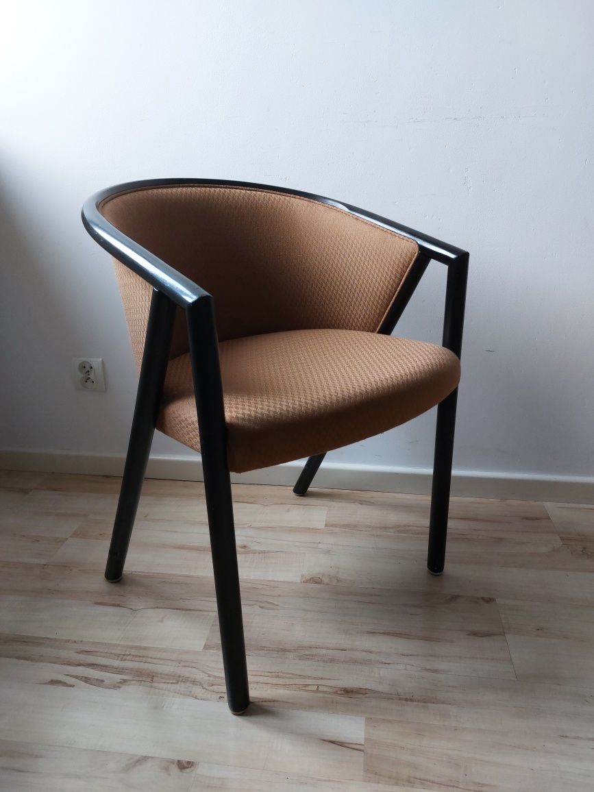 krzesło włoskiej marki TONON  drewniane tapicerowane