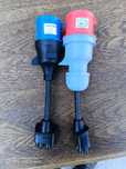 Adaptery CEE 32A do Tesli – 230V (niebieski) i 400V (czerwony)