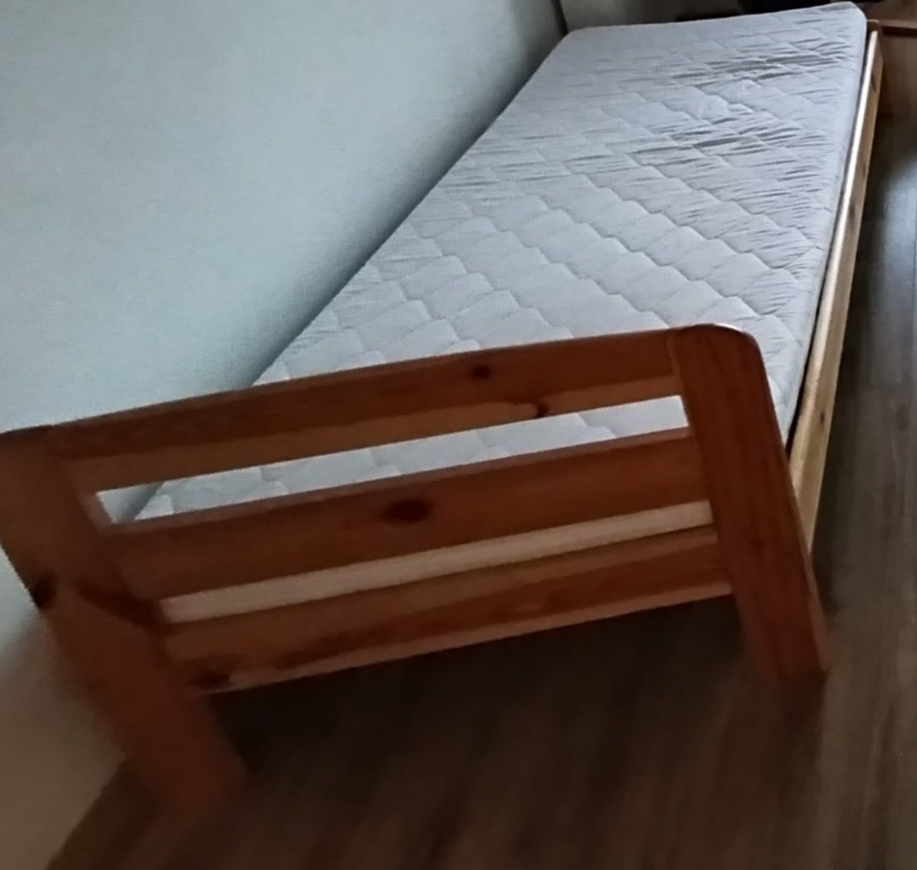Łóżko pojedyncze z materacem
