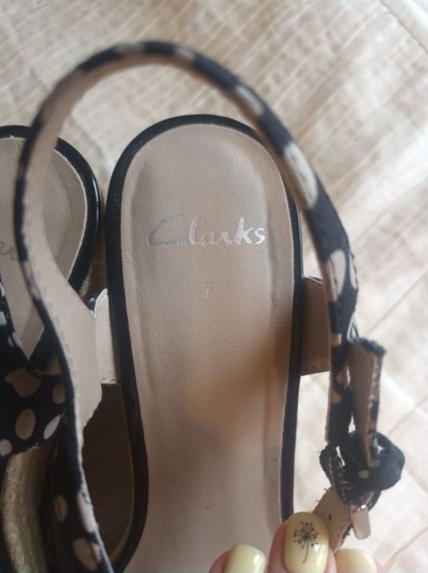 Босоніжки на танкетці Clarks