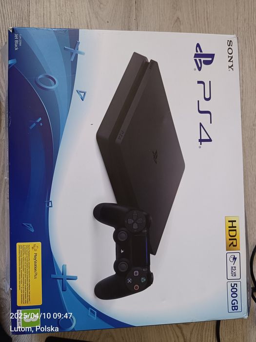 PlayStation 4 plus 3 pady