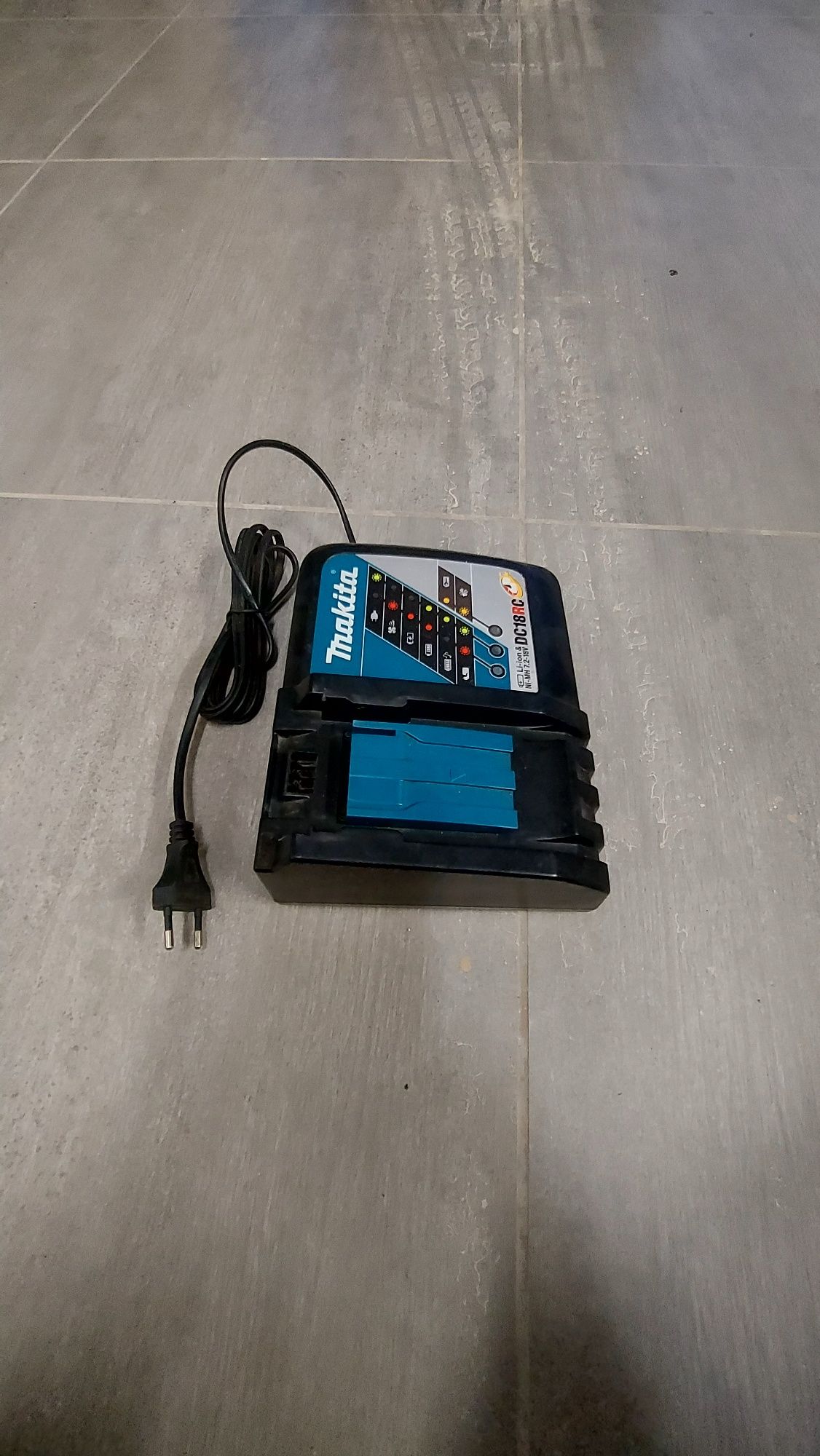 Ladowarka Makita DC18RC