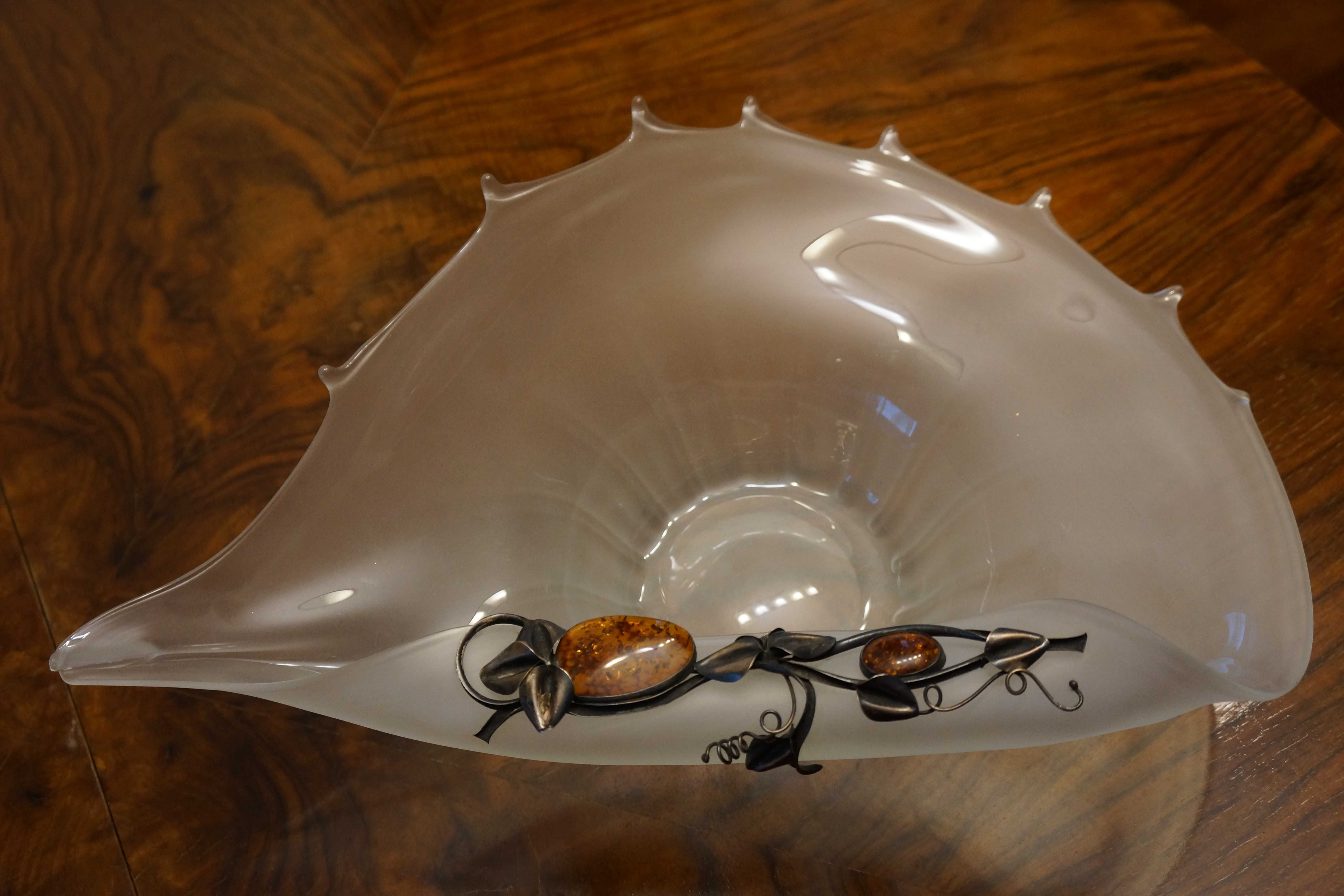 Patera szklana w kształcie muszli, ozdoba ze srebra i bursztynu