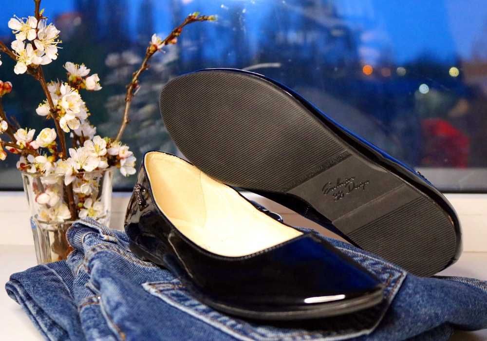 Жіночі шкіряні чорні лакові туфлі човники, низький підбор, розмір 38