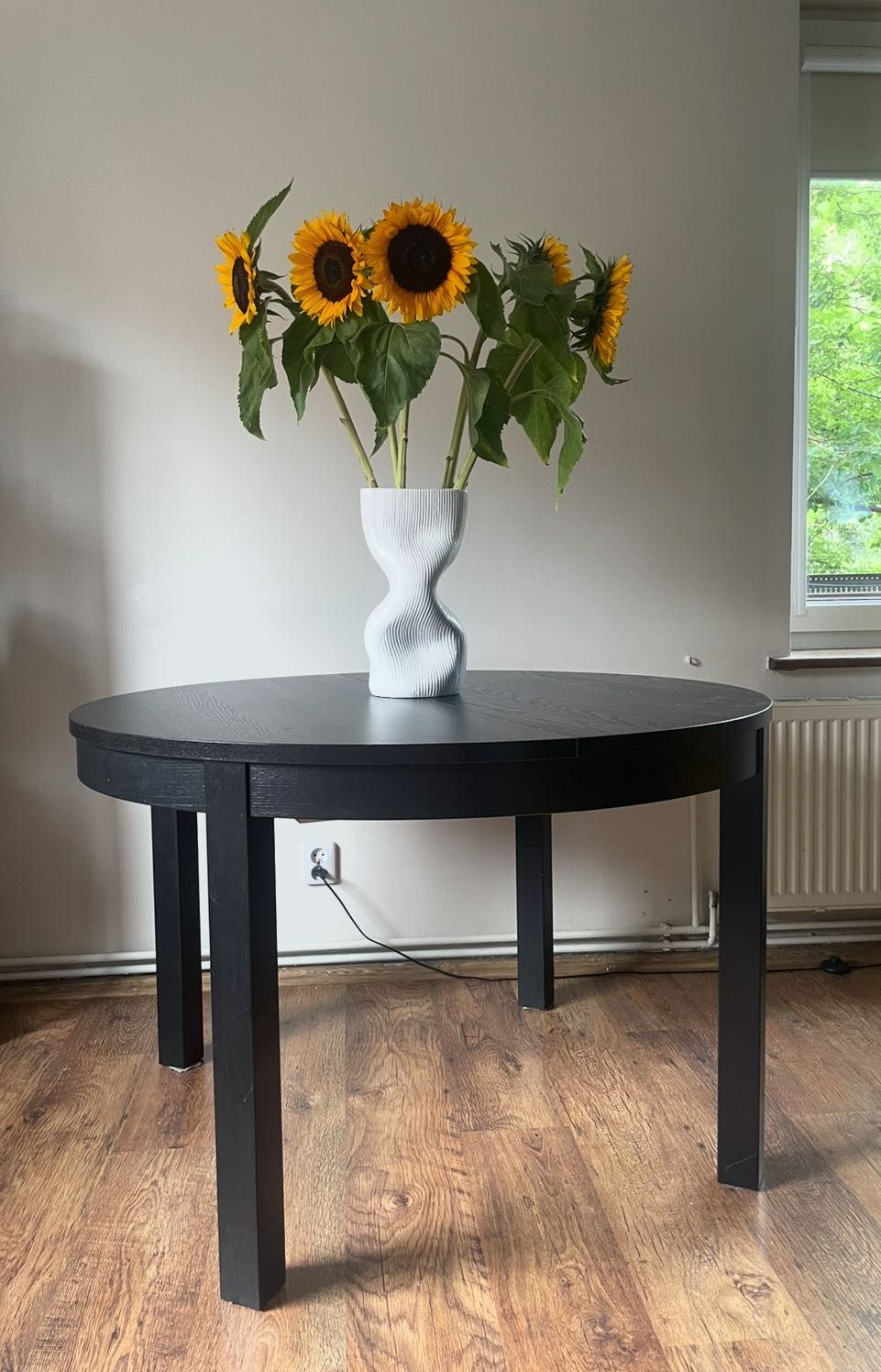 Czarny stół Ikea okrągły