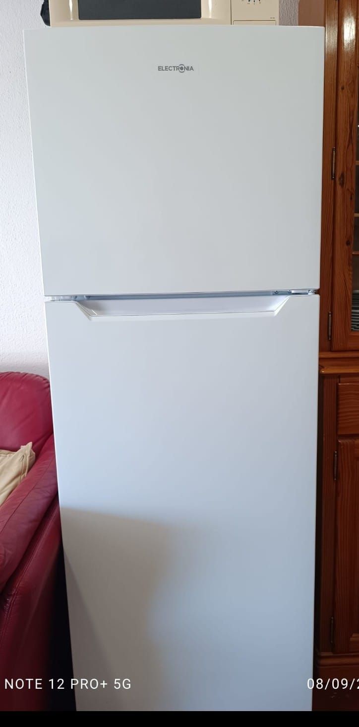 Frigorífico 2 portas com apenas 3 meses de uso.
€280.00
Não aceito Tro