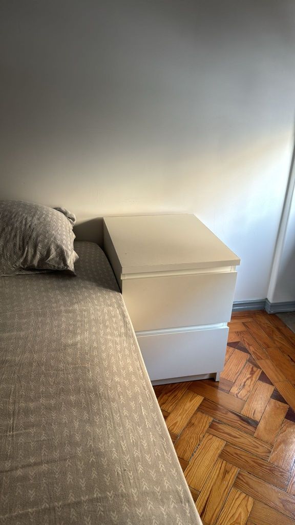 Cómoda e  mesas de cabeceira MALM
