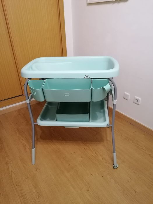 Fraldário e banheira