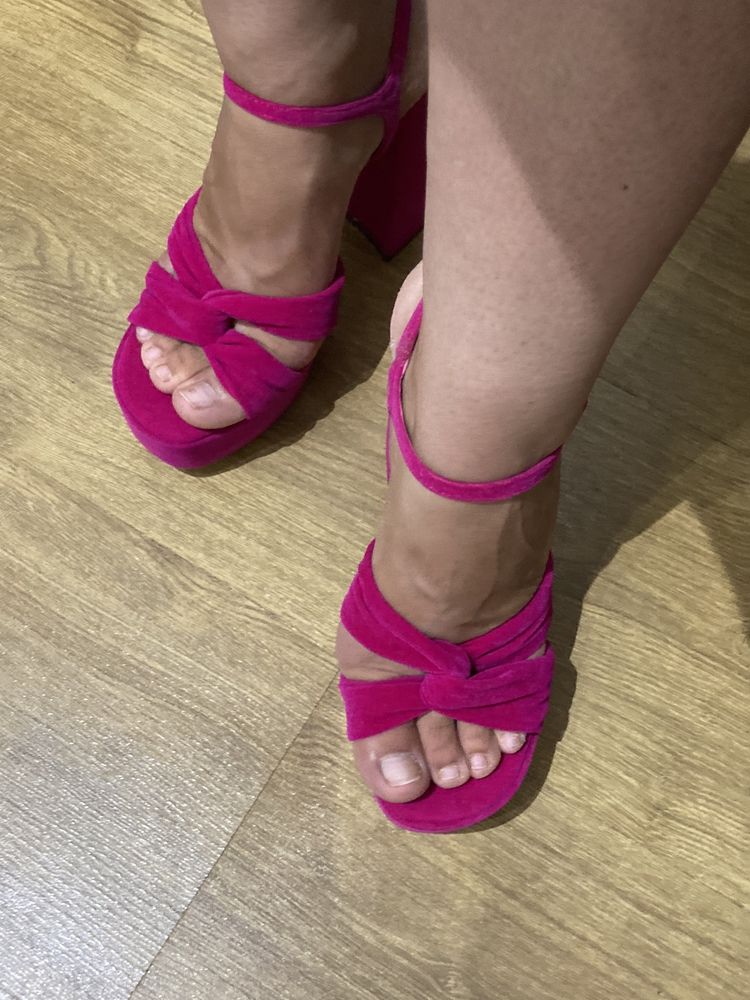 Sandálias rosa choque