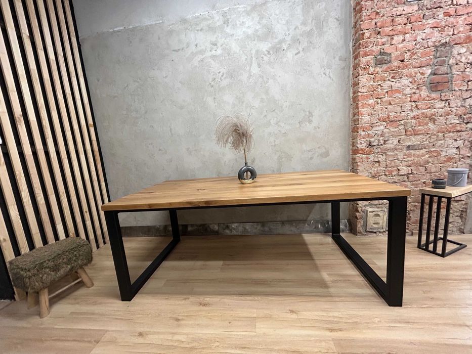 Stół z litego drewna – dąb, metalowa podstawa, nowoczesny, do jadalni