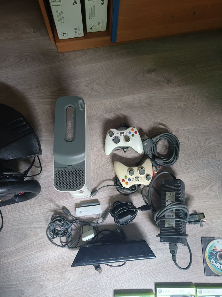 Xbox 360 + 2 pady + Kinect