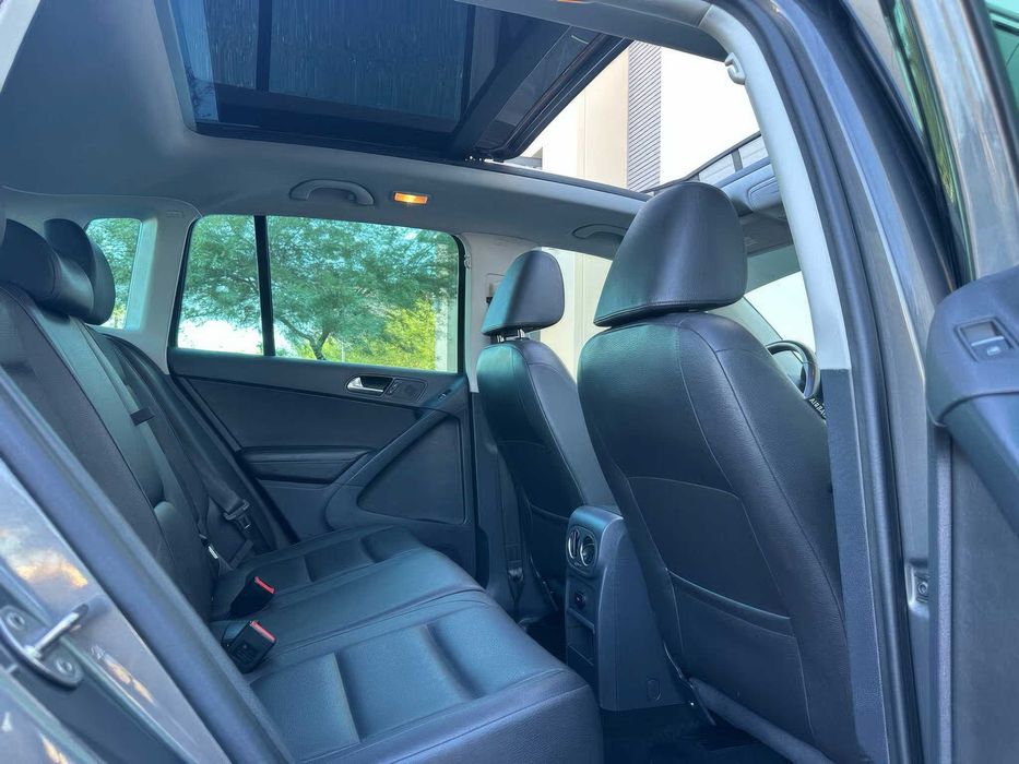 Volkswagen Tiguan SE      2015