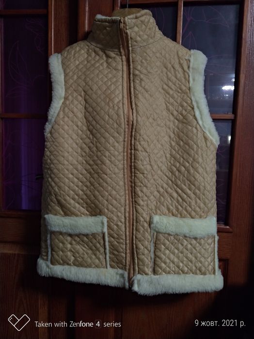 Продам теплу жіночу безрукавку 48р.