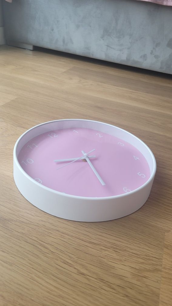 Różowy zegar ścienny analogowy