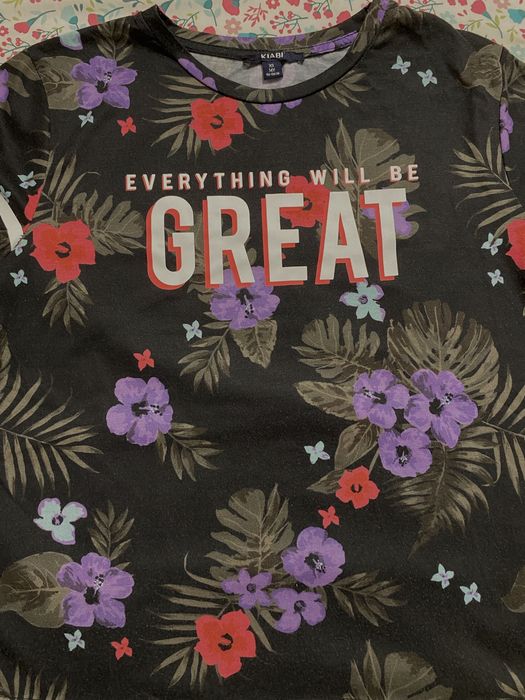 T-shirt com detalhes de flores e escrita