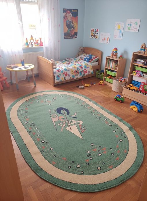 килим червоний та в дитячу кімнату зелений овальний коврик