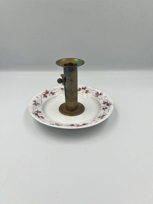 Porcelanowy kaganek zdobiony