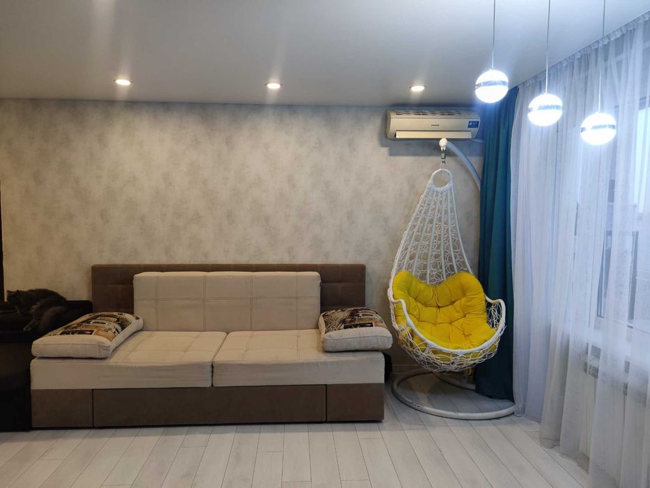 Продаж затишної  трикімнатної квартири в центрі міста.