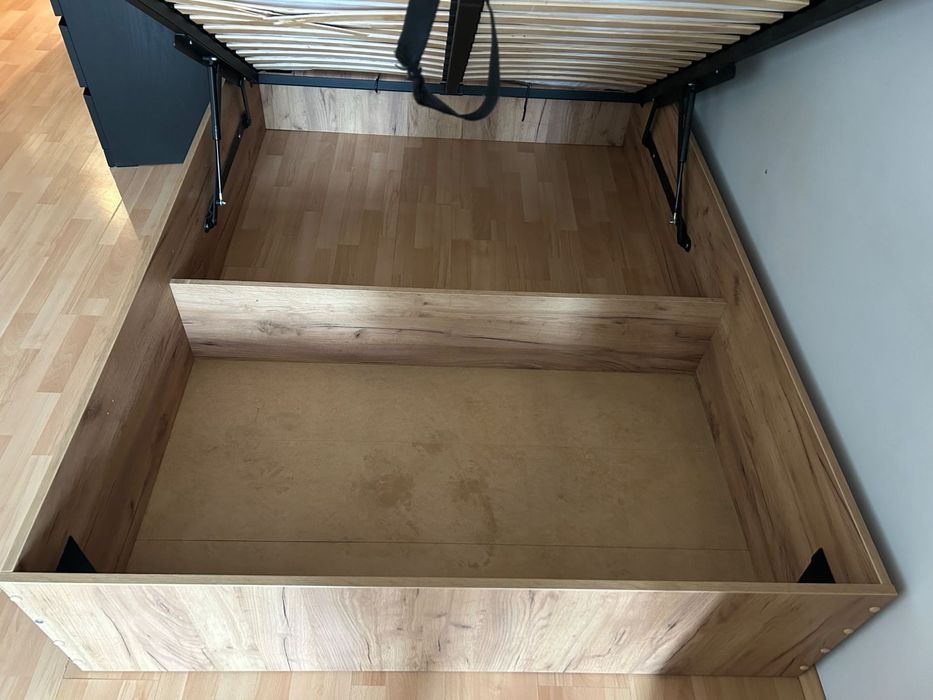(zarezerwowane) Oddam łóżko 140 cm z pojemnikiem i materacem