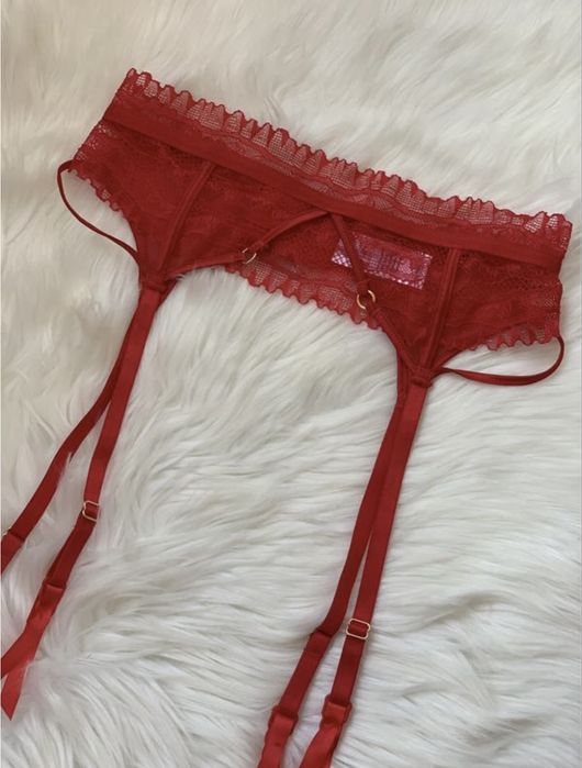 Мереживний пояс для панчіх у яскравому червоному кольорі