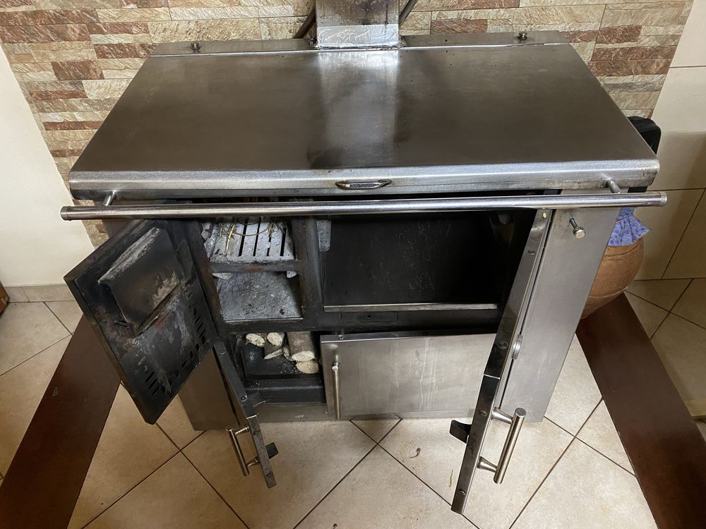 Forno a lenha.