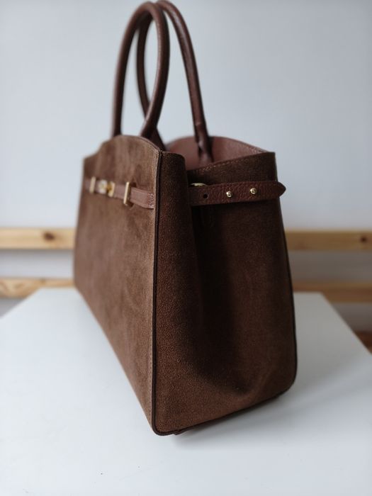 Zamszowa elegancka torebka tote kuferek karmelowa złote okucia elegant