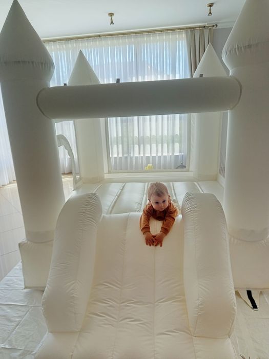 BUBBLE House Jump. Dmuchany zamek. Biały Miś. Animacje